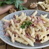 Strozzapreti with cream and speck