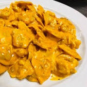 Cappelletti (remplis de fromage) avec sauce à la viande et crème